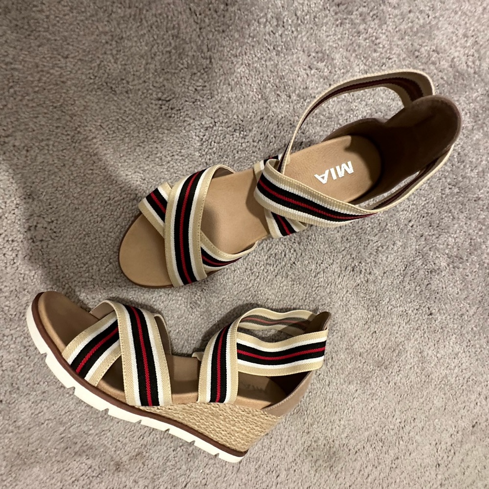 Striped wedges with elastic straps